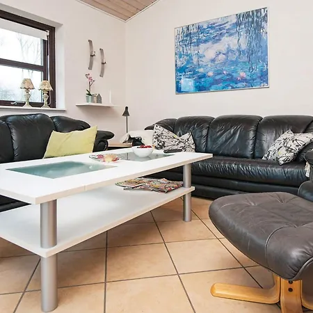 8 Person In Sydals-by Traum