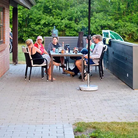 8 Person In Sydals-by Traum