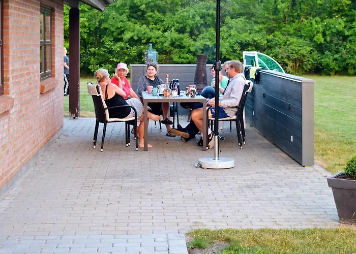 8 Person In Sydals-by Traum